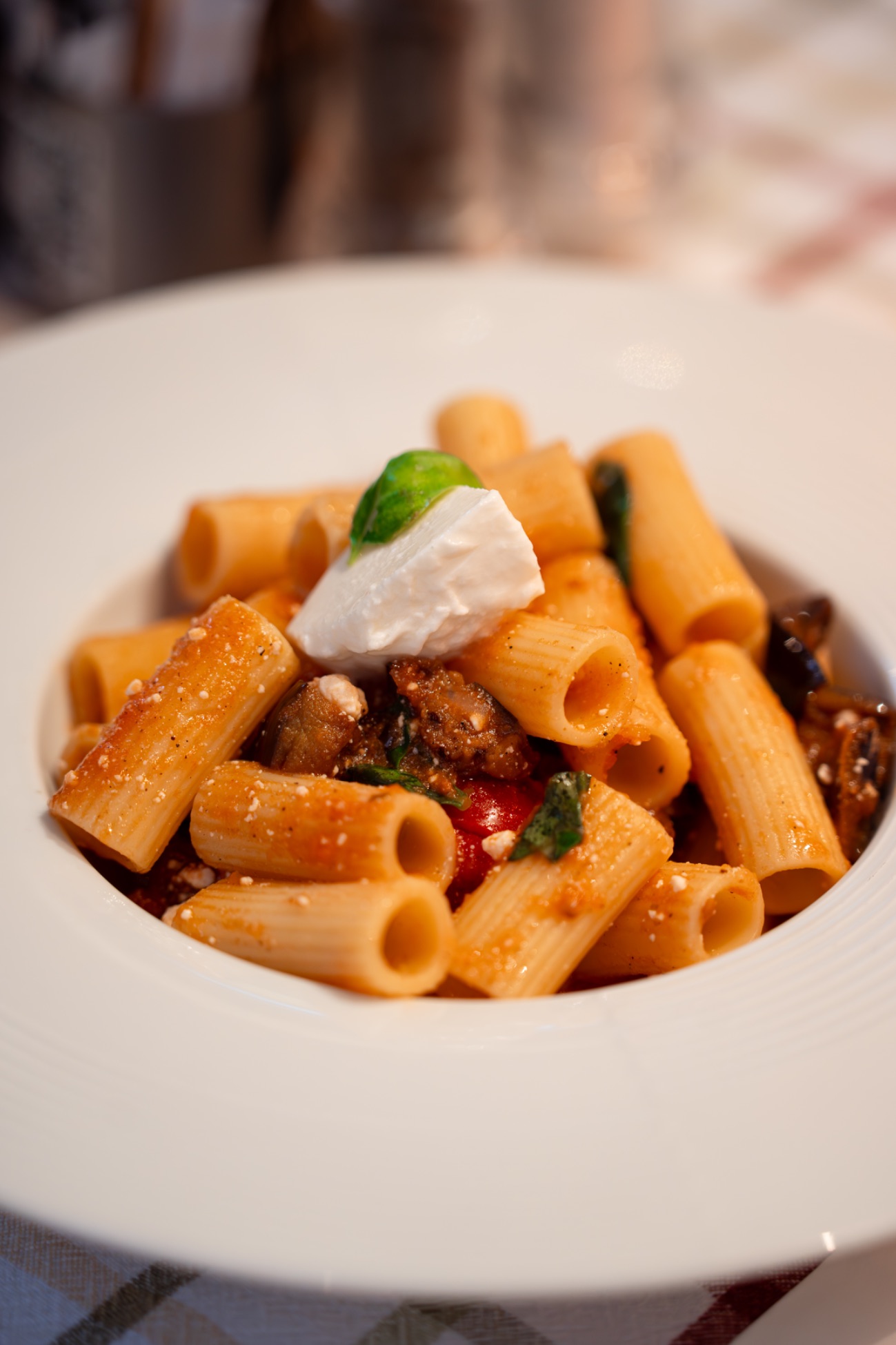 Rigatoni alla Norma - Kızarmış patlıcan parçaları ve ricotta peyniri ve organik domates soslu rigatoni