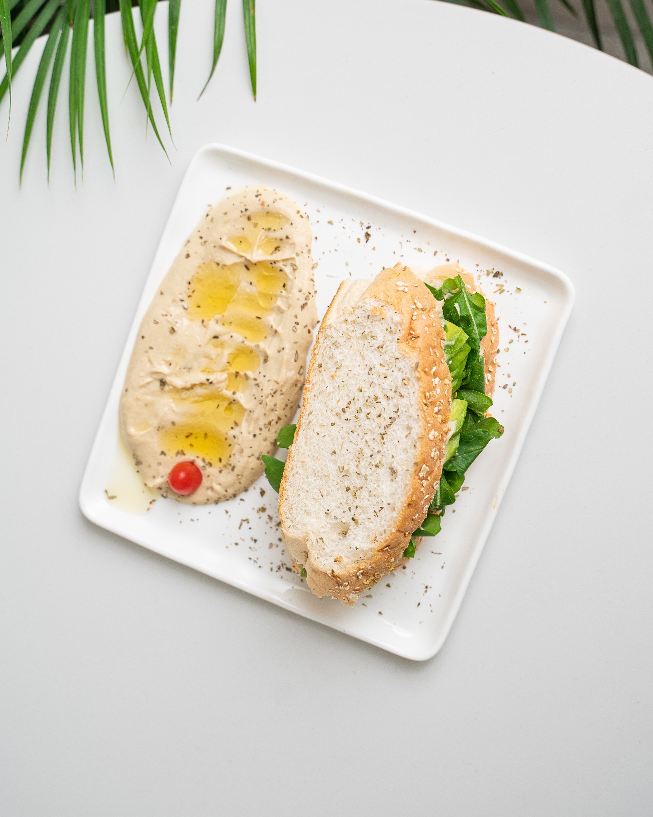 ساندويش الافوكادو مع الحمص