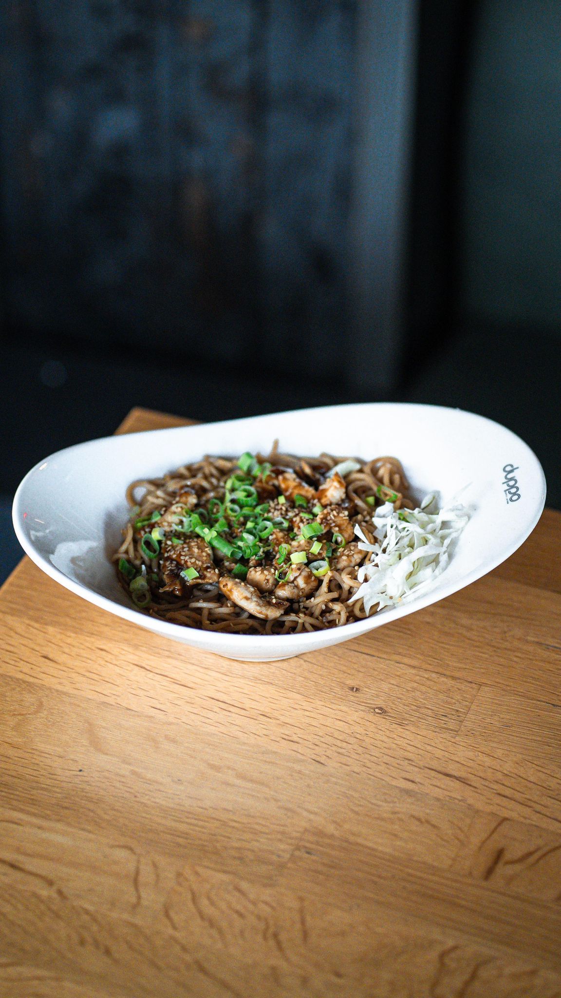 TERİYAKİ NOODLE - El yapımı noodle üstünde sotelenmiş 100gr tavuk göğüs, biber, soğan, susam, yeşil soğan ile servis edilir.