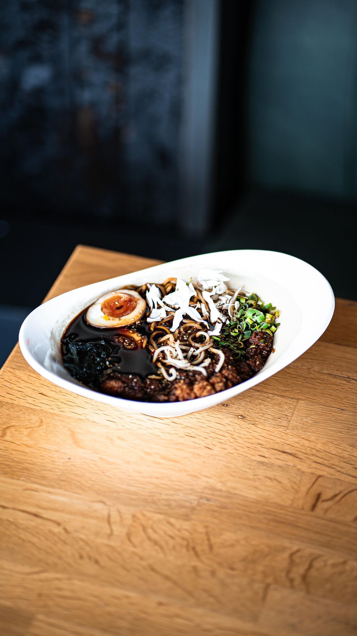 TAVUKU RAMEN - Özel hazırlanmış sebze suyu ,noodle, 100gr tavuk ,haşlanmış yumurta ,nori, beyaz lahana, taze soğan ve susam ile servis edilir.