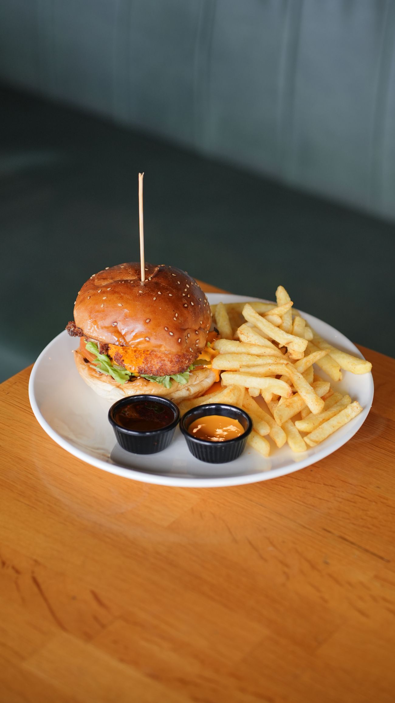 ÇITIR TAVUK BURGER - 180 gr cıtır tavuk, domates, göbek, turşu, cheddar sosve patates kızartması ile servis edilir.