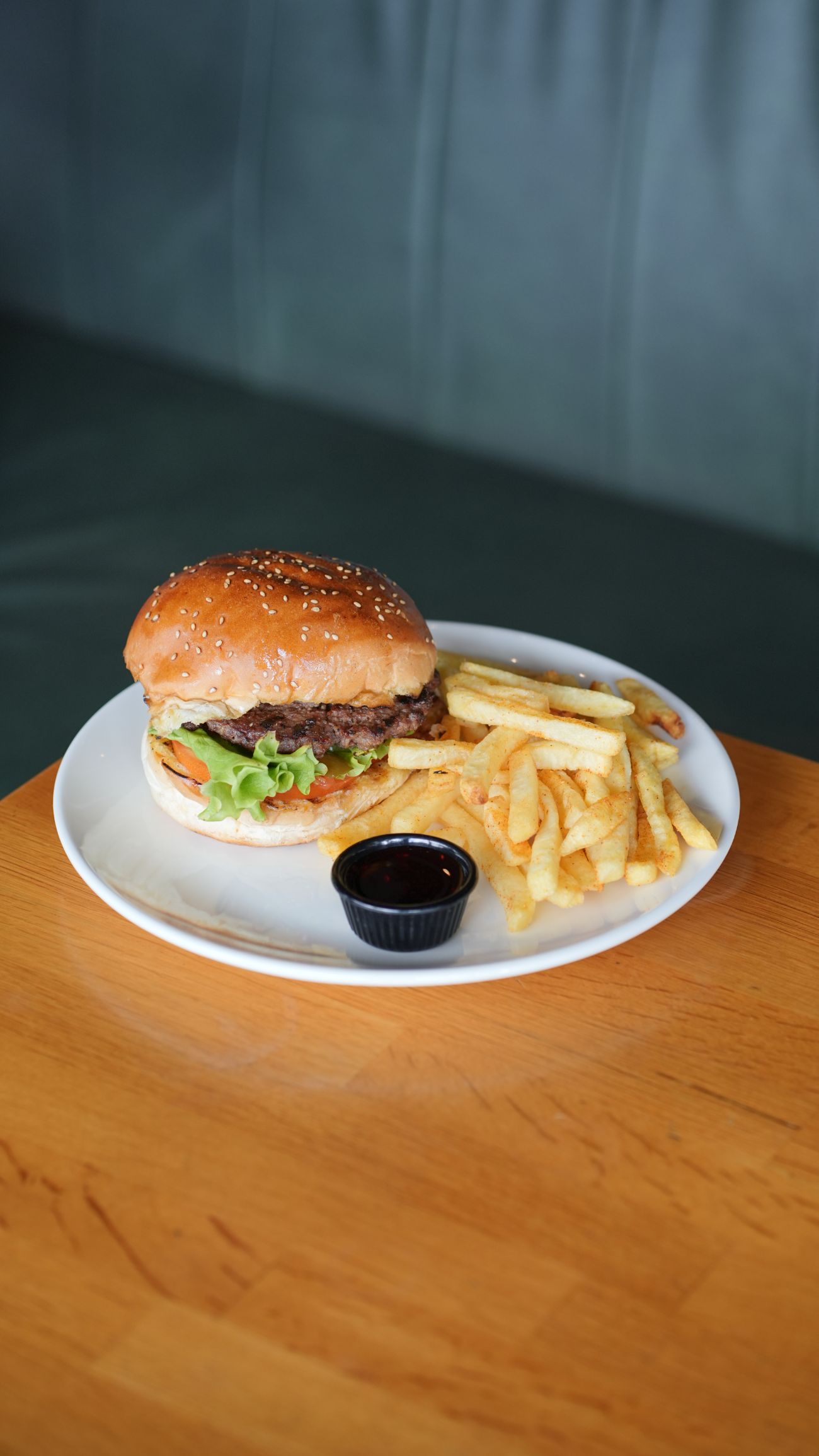 CLASSİC BURGER - 135 gr hamburger köftesi, göbek, domates, turşu ve patates kızartamsı ile servis edilir.