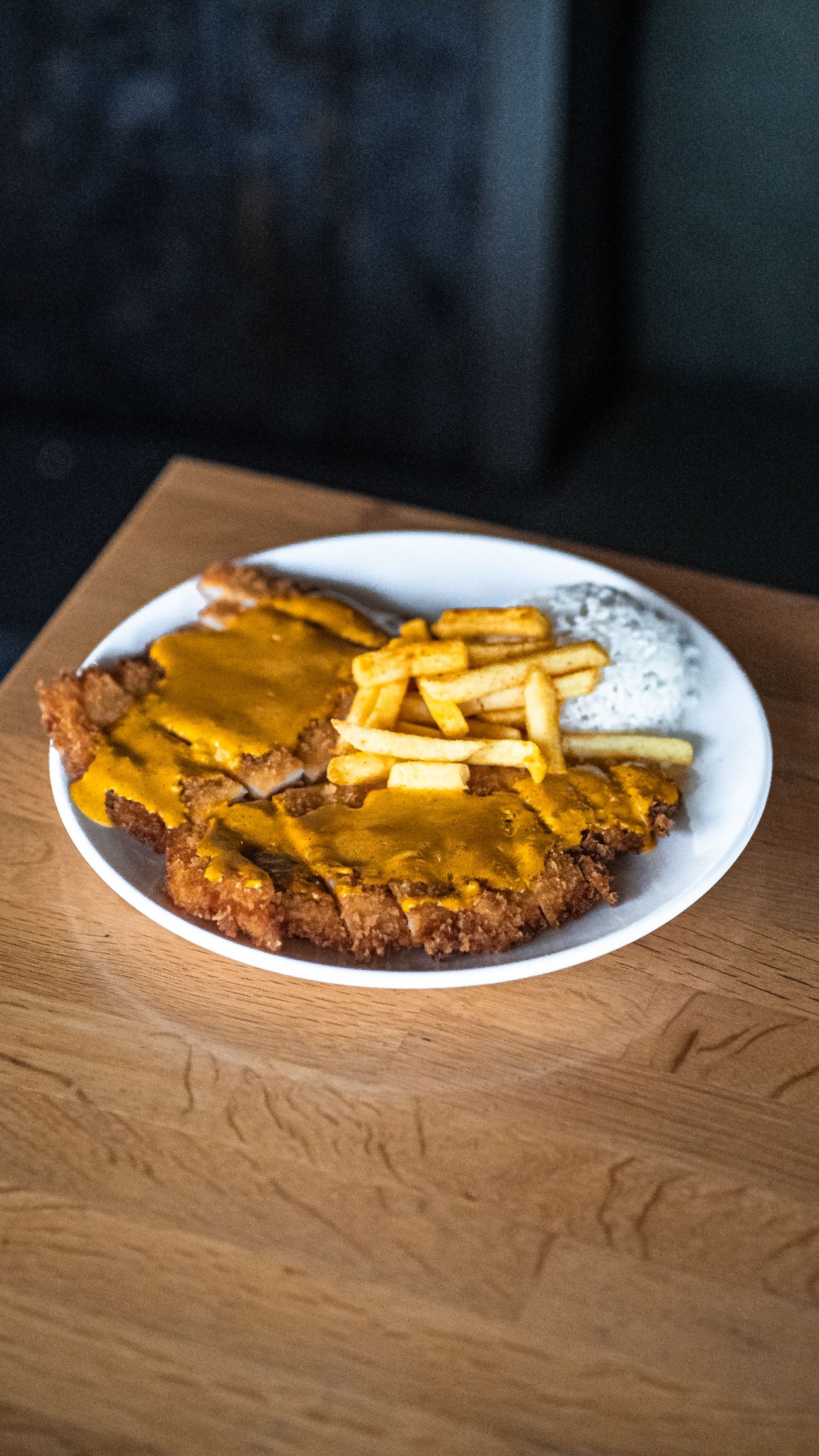 İTALYAN SCHNITZEL - 300gr panelenmiş göğüs eti, italyan sos, pilav ve patates kızartması ile servis edilir.