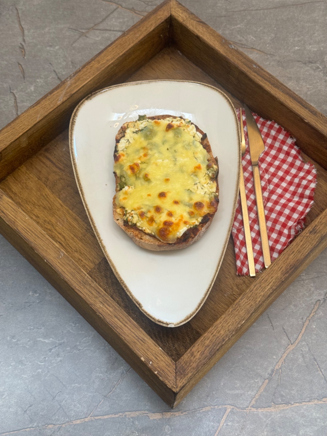 Peynirli Ekmek Üstü Lezzet - Ekşi mayalı tam buğday ekmek, Tulum peyniri, Ezine peyniri, Domates, Cheddar peyniri, Özel sos içerir