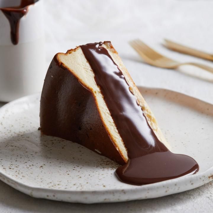 San Sebastian Cheesecake - Çikolata ile Servis Edilir