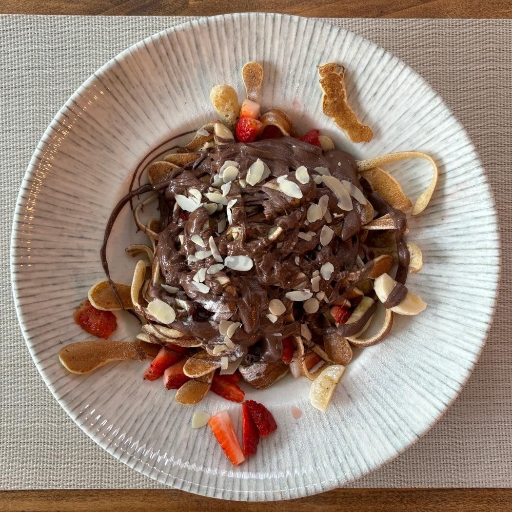 Spagetti Pancake - Pankek, Muz, Çilek, Yaban Mersini, Sütlü Çikolata, Beyaz Çikolata, File Badem, Toz Antep Fıstığı