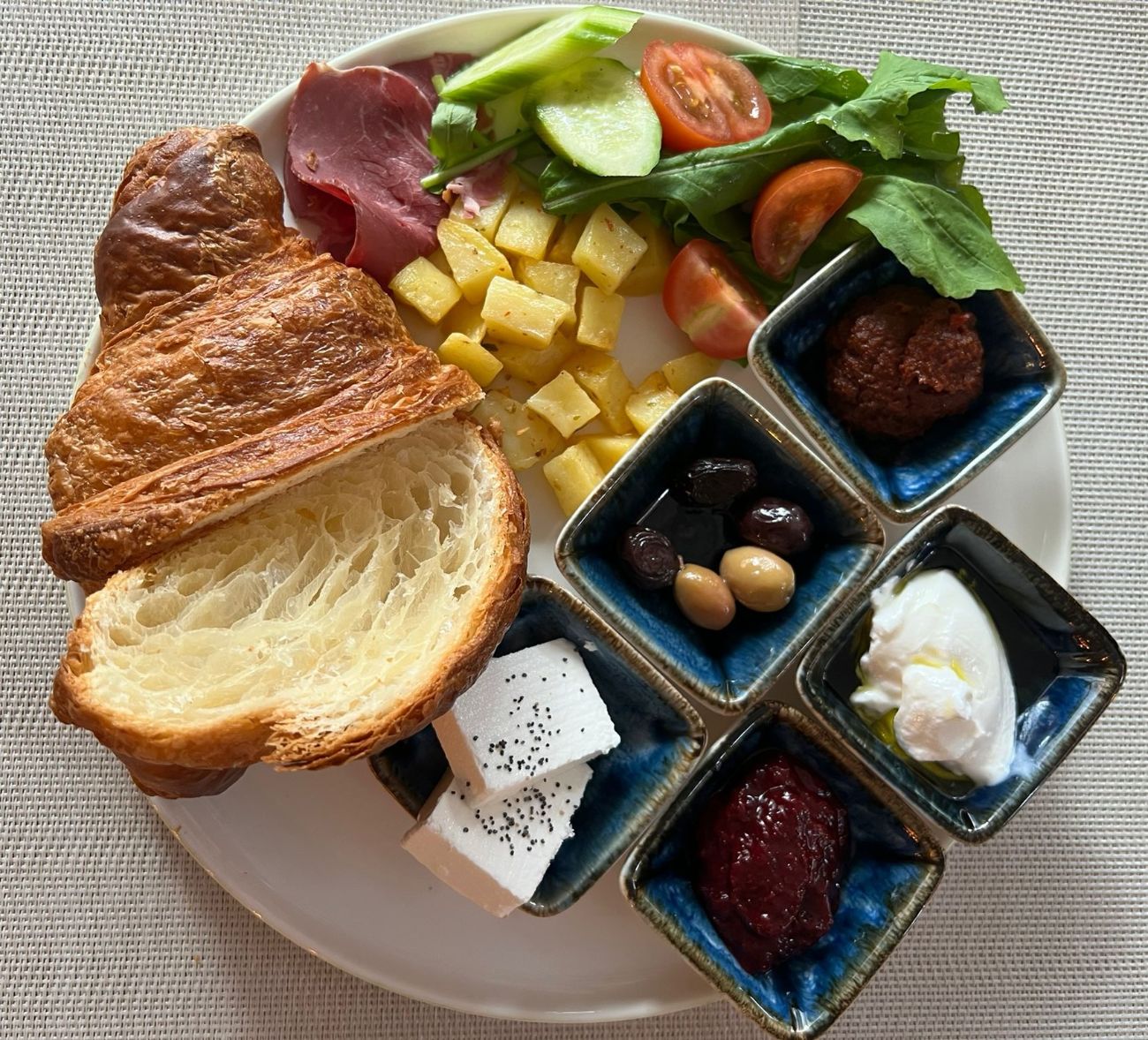 Trakya Misali Kahvaltı Kruvasan - Sade Kruvasan, Füme Et, Patates, Süzme Peynir, Zeytin, Domates, Salatalık, Roka, Acuka, Marmelat, Süzme Yoğurt.
