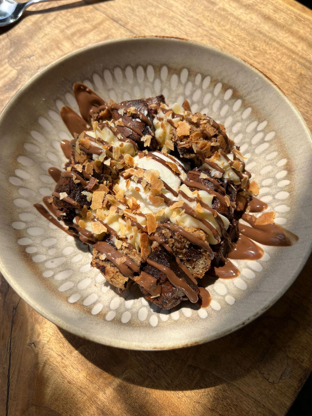 Şımart Kendini - Browni, kaymaklı dondurma, çikolatalı cookie, pastacı kreması, çikolata sos, krep kırığı
(2 Kişiliktir)