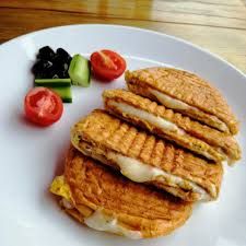 Kaşarli Tost - Domates ve salatalık sunumuyla