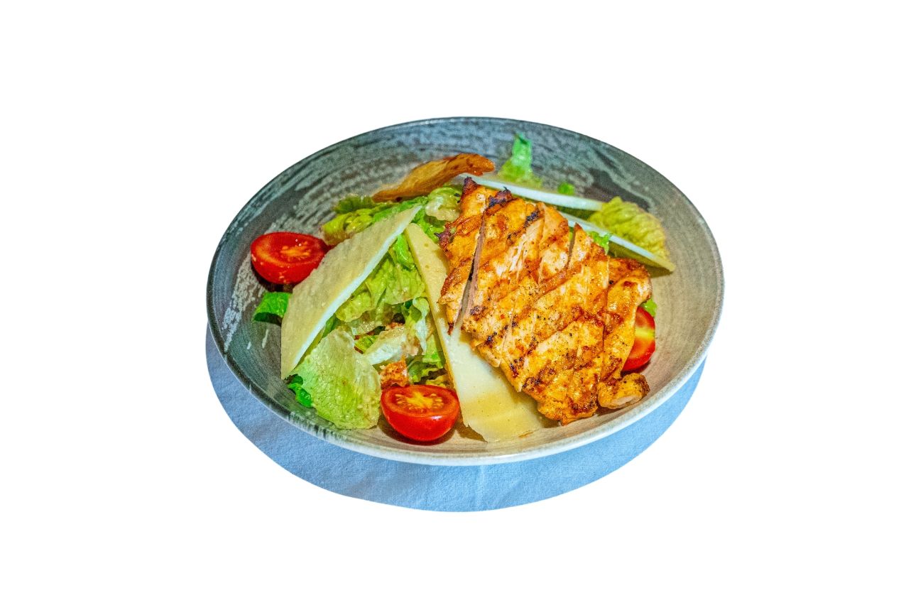 Izgara Tavuk Sezar Salata - Taze marul yapraklari, ızgara tavuk dilimleri, kruton, sezar sos, dilim parmesan.