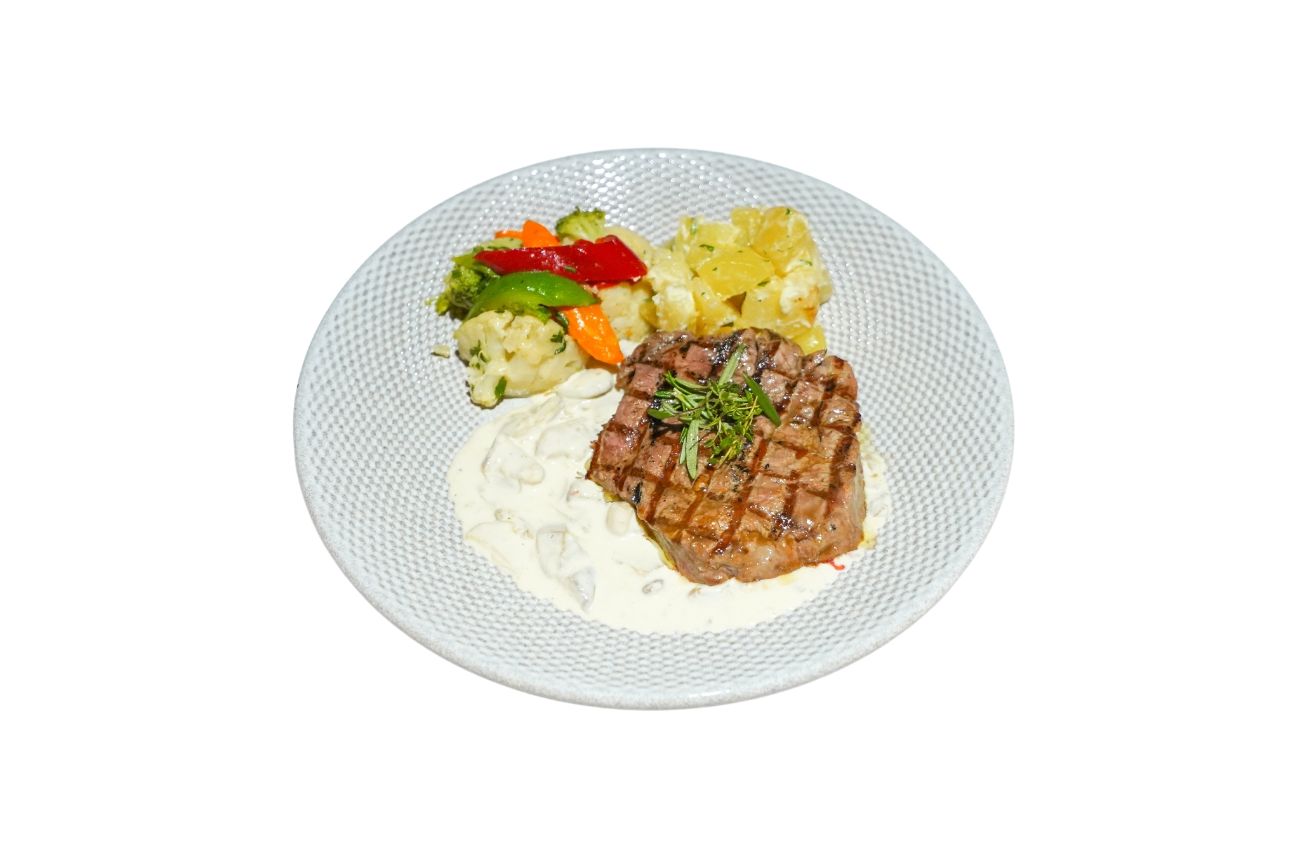 Mantarlı Bonfile - Sütlü kremalı fırın patates, haşlanmış sebzeler, kültür mantarı, porçini mantarı, krema sos.