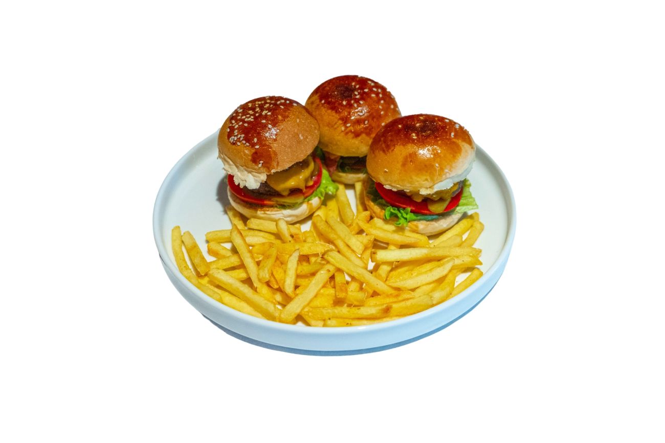 Trio Burger - Dana kaburga füme ve cheddarlı, karamelize soğan ve cheddarlı, klasik cheddarlı üç adet mini burger, baharatlı patates tava.