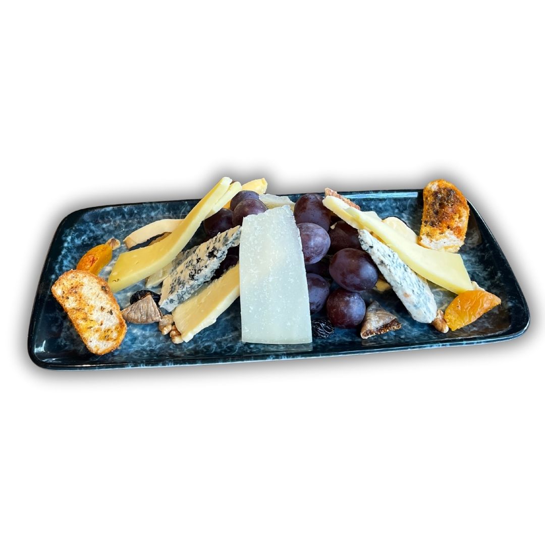Peynir Tabağı - Rokfor, emmantel, edam, isli peynir, parmesan, eski kaşar peyniri, dana kaburga füme, taze üzüm, acı biber reçeli, grissini.