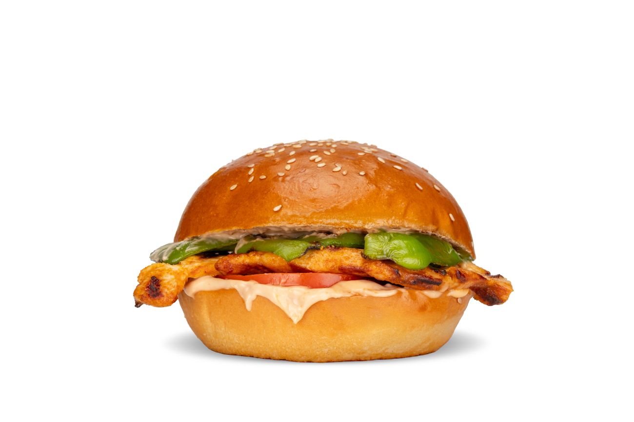 CHICKEN BURGER - 150 gr. grilled özel soslu tavuk bonfile, közde domates ve biber, Meat burger sos seçeceğiniz yeşillik veya patates kızartması ile