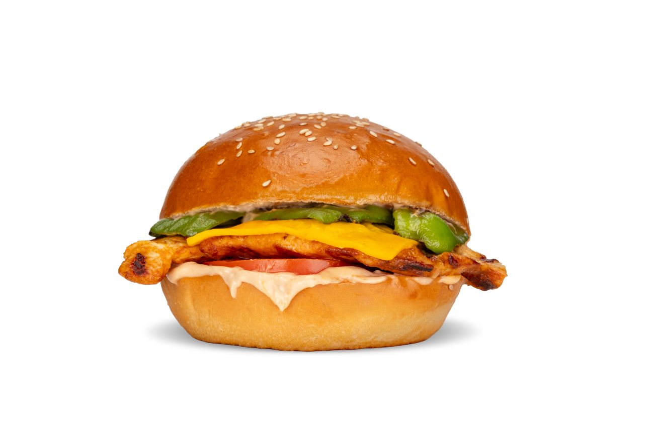 CHICKEN CHEESE BURGER - 150 gr özel soslu izgara tavuk bonfile, cheddar peyniri, köz domates, köz biber,  Meat Burger sos seçeceğiniz yeşillik veya patates kızartması ile