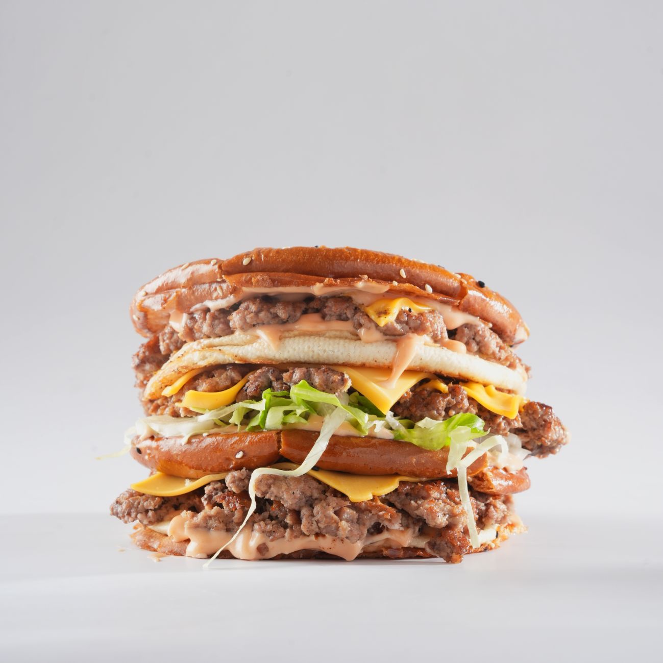 او جي - قطعتين صمون .  3 شرائح سماش لحم بقري . 3 شرائح جبنة شيدر . خس . صلصة هاوس