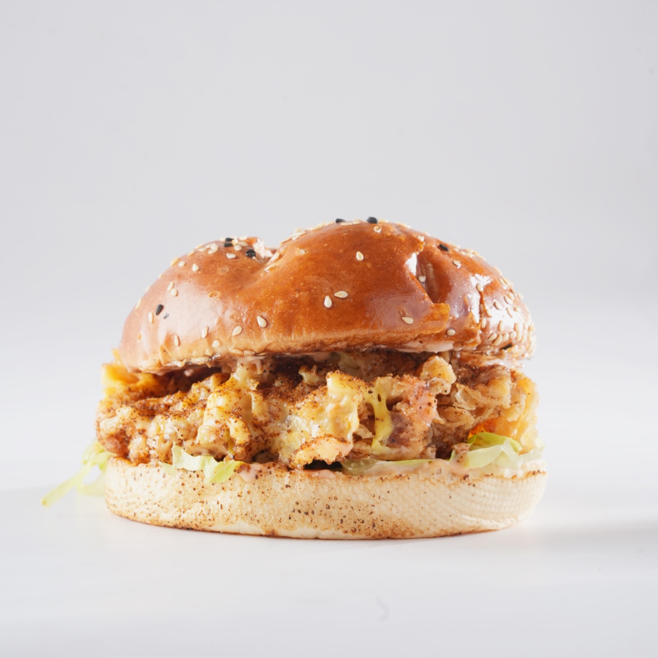 جيلي لايم جيك - صمون . قطعة صدر دجاج مقرمش مغطاة بتوابل الجيلي لايم . جبن شيدر  . خس  . صلصة هاوس