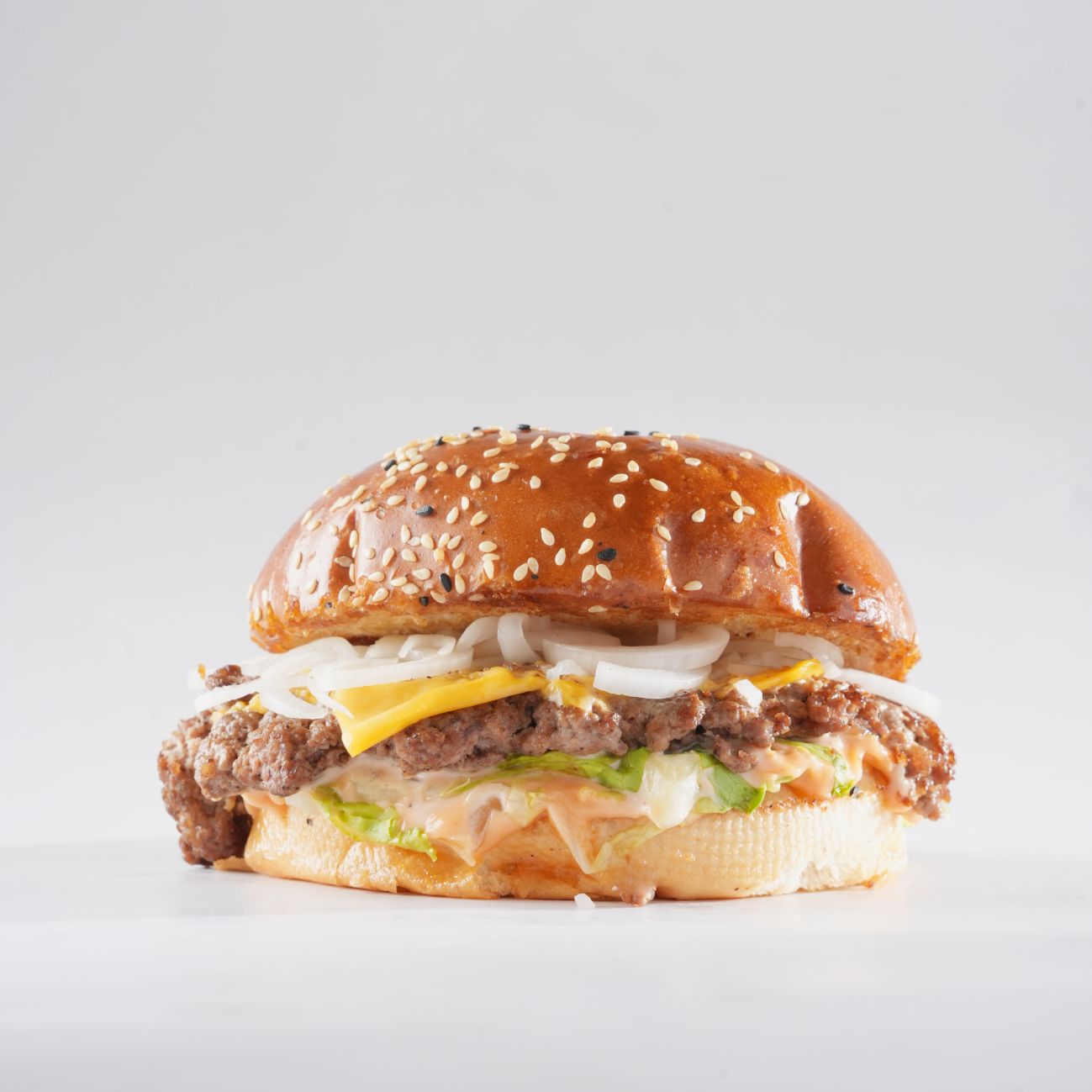 أوكلاهوما - صمون .  شريحة سماش لحم بقري . شرائح بصل . جبن شيدر .  خس . صلصة هاوس