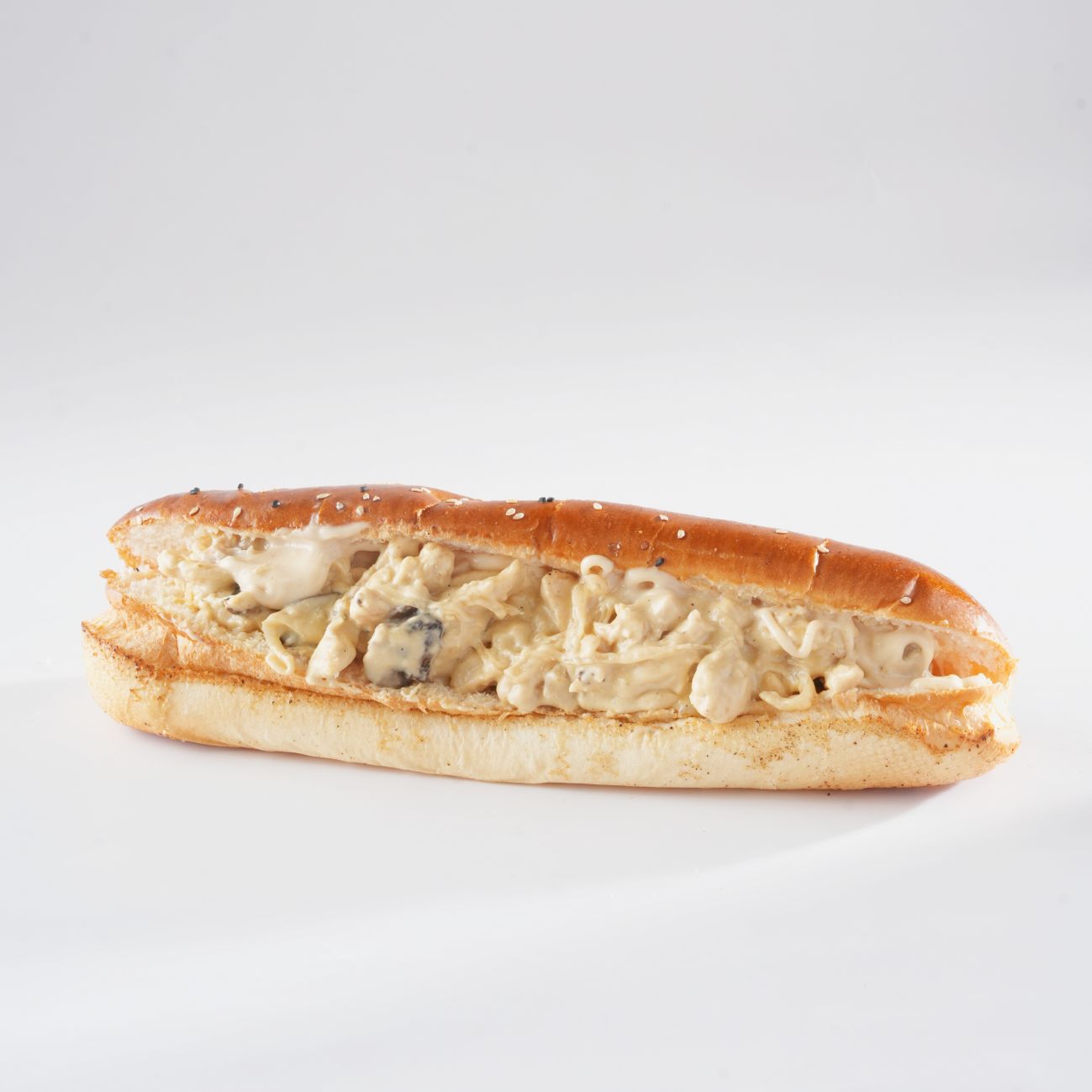 جكن فيلي - صمون .  شرائح صدر دجاج  . بصل مكرمل . فطر . جبن شيدر  . صلصة هاوس