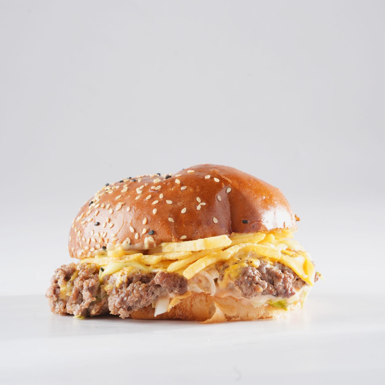 كلاسيك - صمون . شريحة سماش لحم بقري . شريحة جبنة شيدر. دوريتوس شيبس . خس . صلصة هاوس