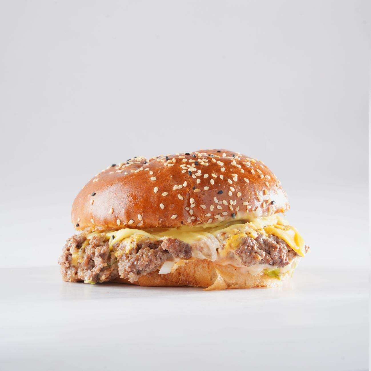 جيزي - صمون . شريحة سماش لحم بقري . جبن شيدر مضاعف  . خس . صلصة هاوس