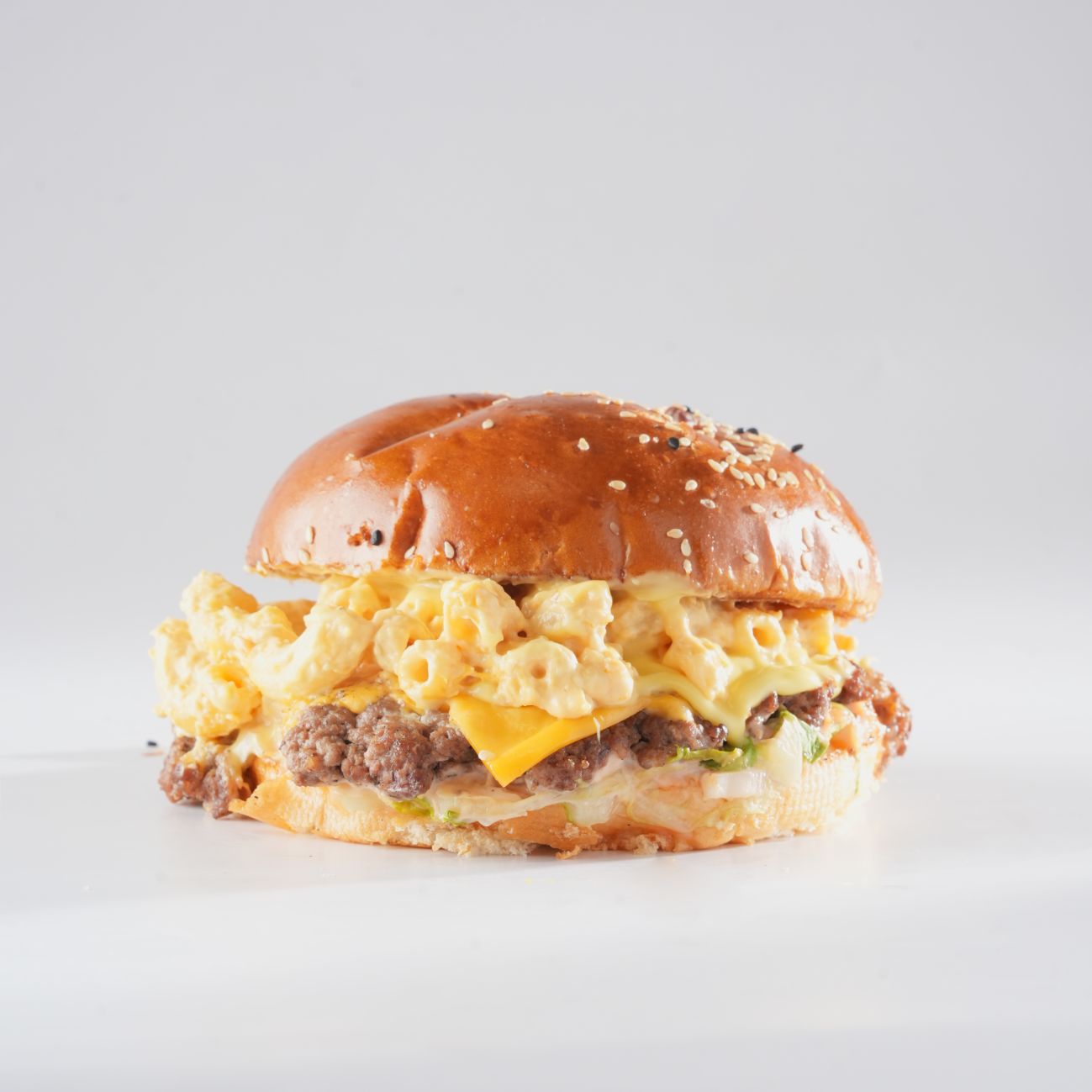 ماك اند بيف - صمون . شريحة سماش لحم بقري . جبن شيدر . ماك اند جيز  . خس . صلصة هاوس