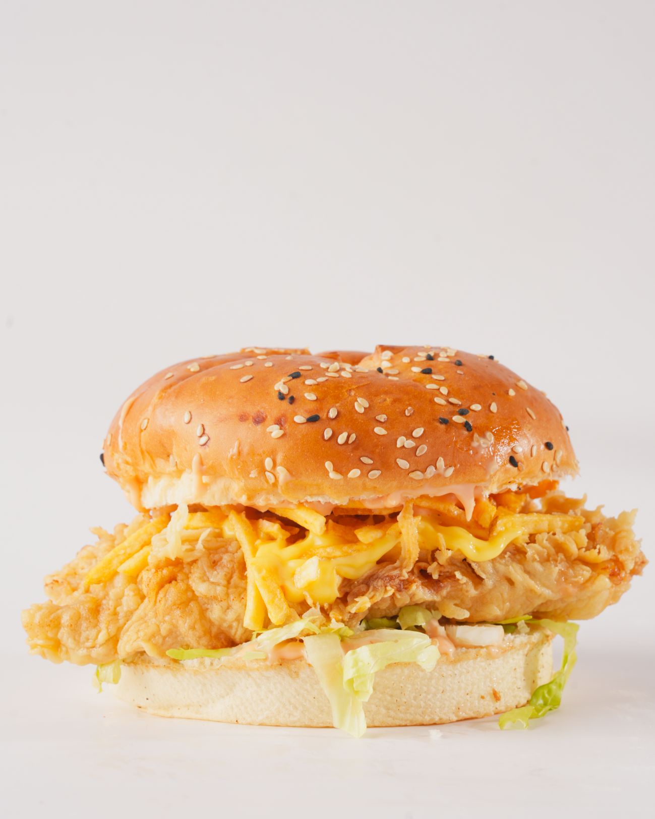 دوريتوس جيك - صمون . قطعة صدر دجاج مقرمش . جبن شيدر  . خس . دوريتوس شيبس . صلصة سموك