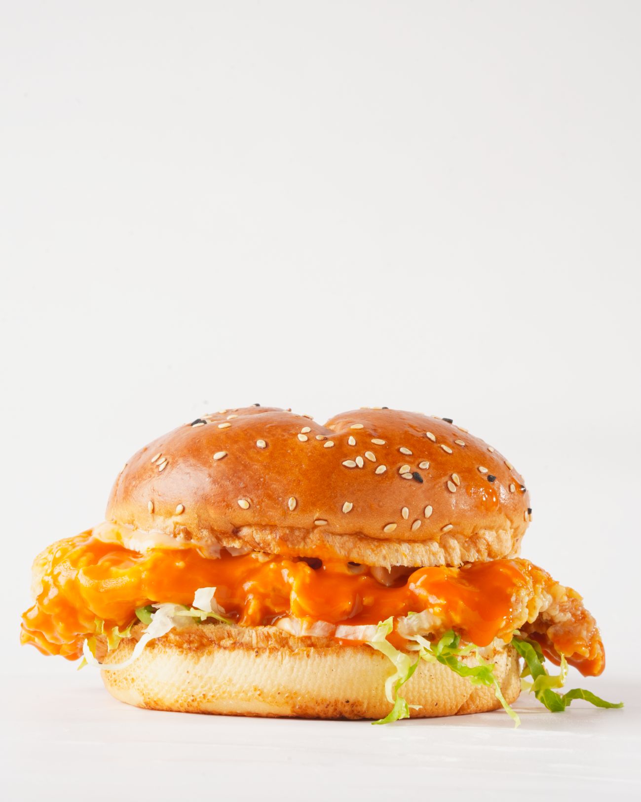 بافلو جيك - صمون . قطعة صدر دجاج مقرمش مغطاة بصلصة البافلو . جبن شيدر  . خس  . صلصة سموك