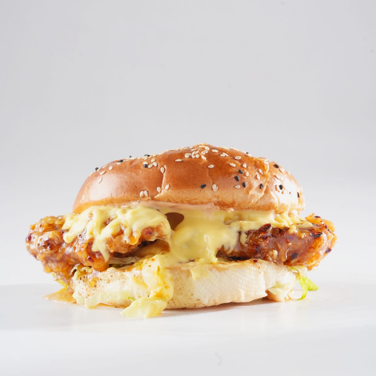 ميبل جيك - صمون . قطعة صدر دجاج مقرمش مغطاة بصلصة الهني بتر . جبن شيدر  . خس  . صلصة هاوس