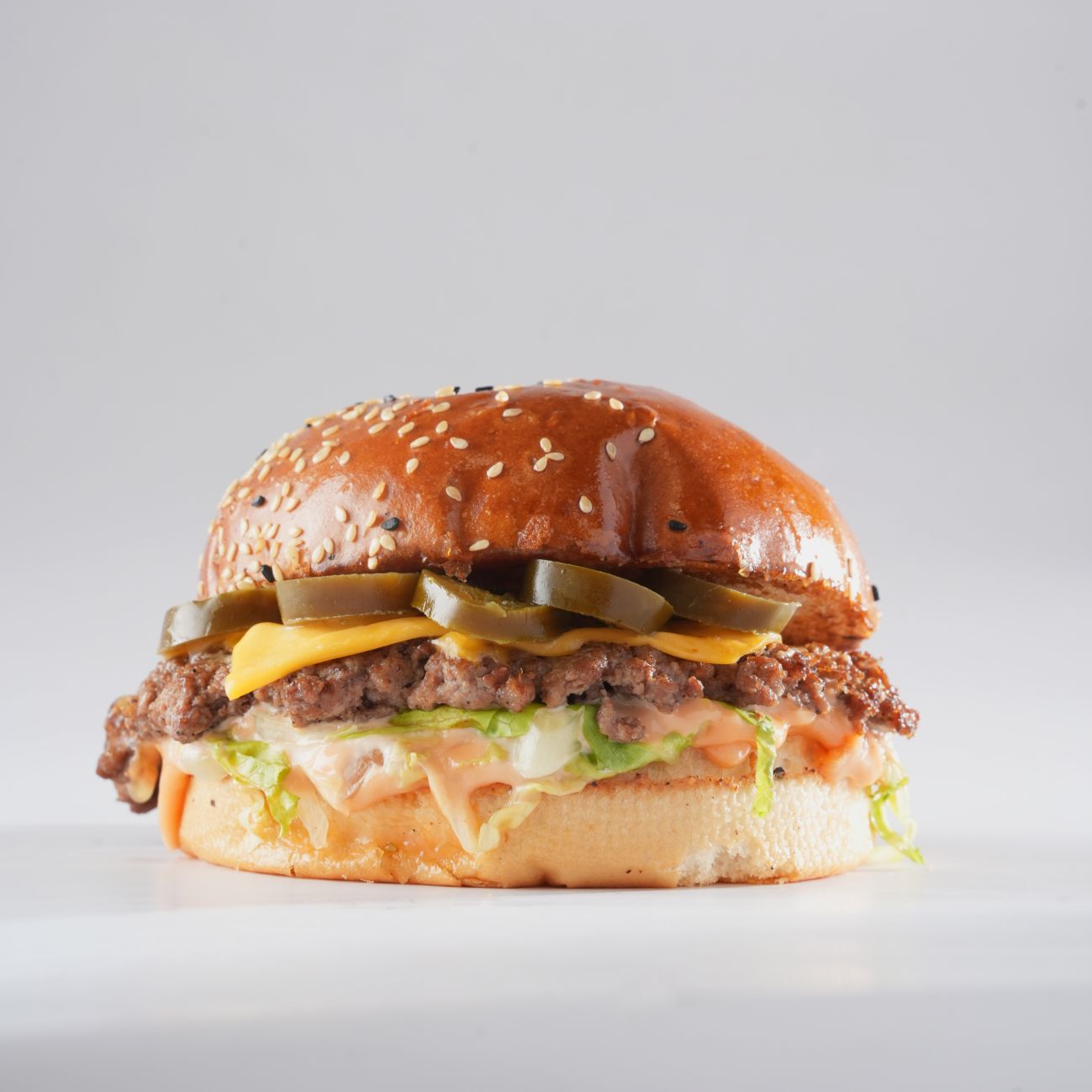 هالابينو - صمون .  شريحة سماش لحم بقري .  جبن شيدر . هالابينو . خس . صلصة هوت