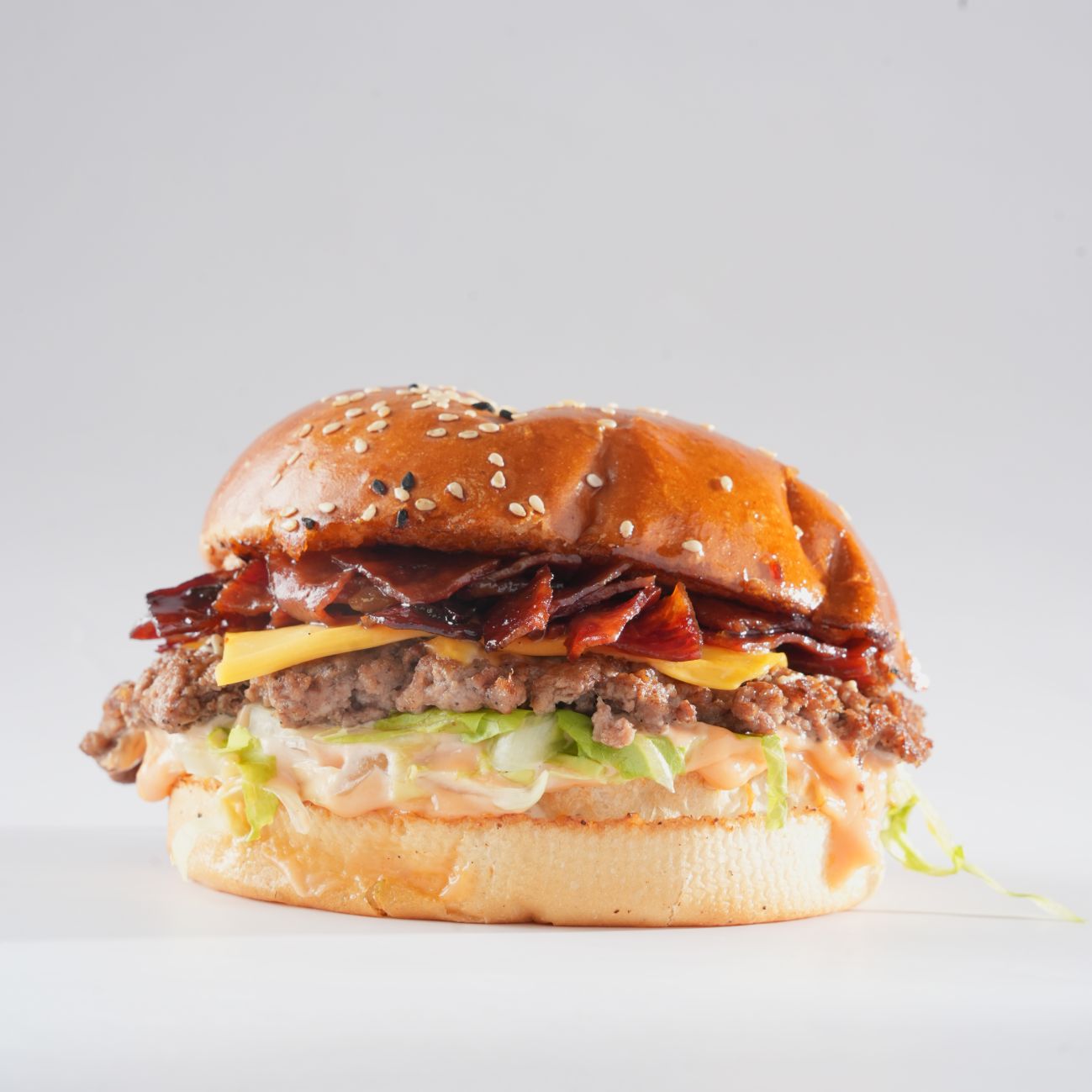 رووكي - صمون . شريحة سماش لحم بقري .جبن شيدر . مربى اللحم البقري المقدد  . خس . صلصة سموك