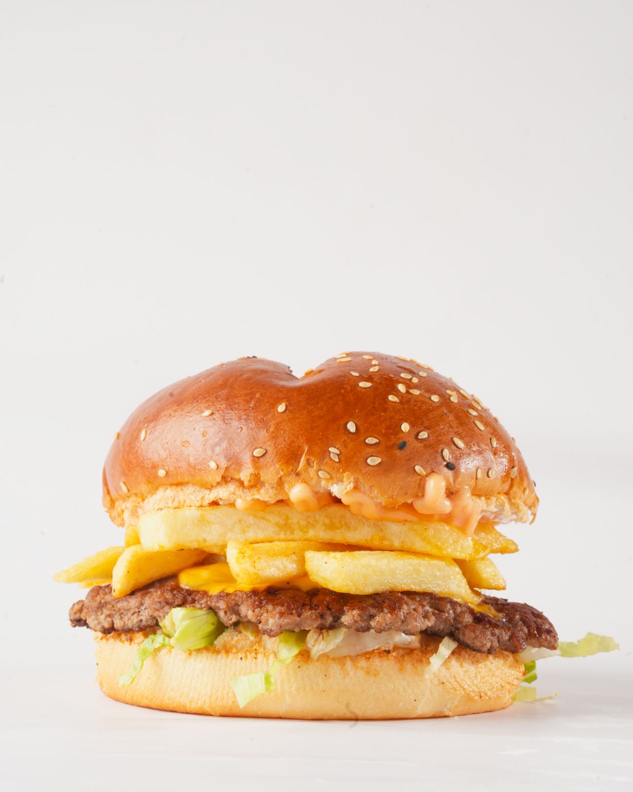 اولدي - صمون . شريحة سماش لحم بقري . جبن شيدر . بطاطا مقلية  . خس . كاتشب