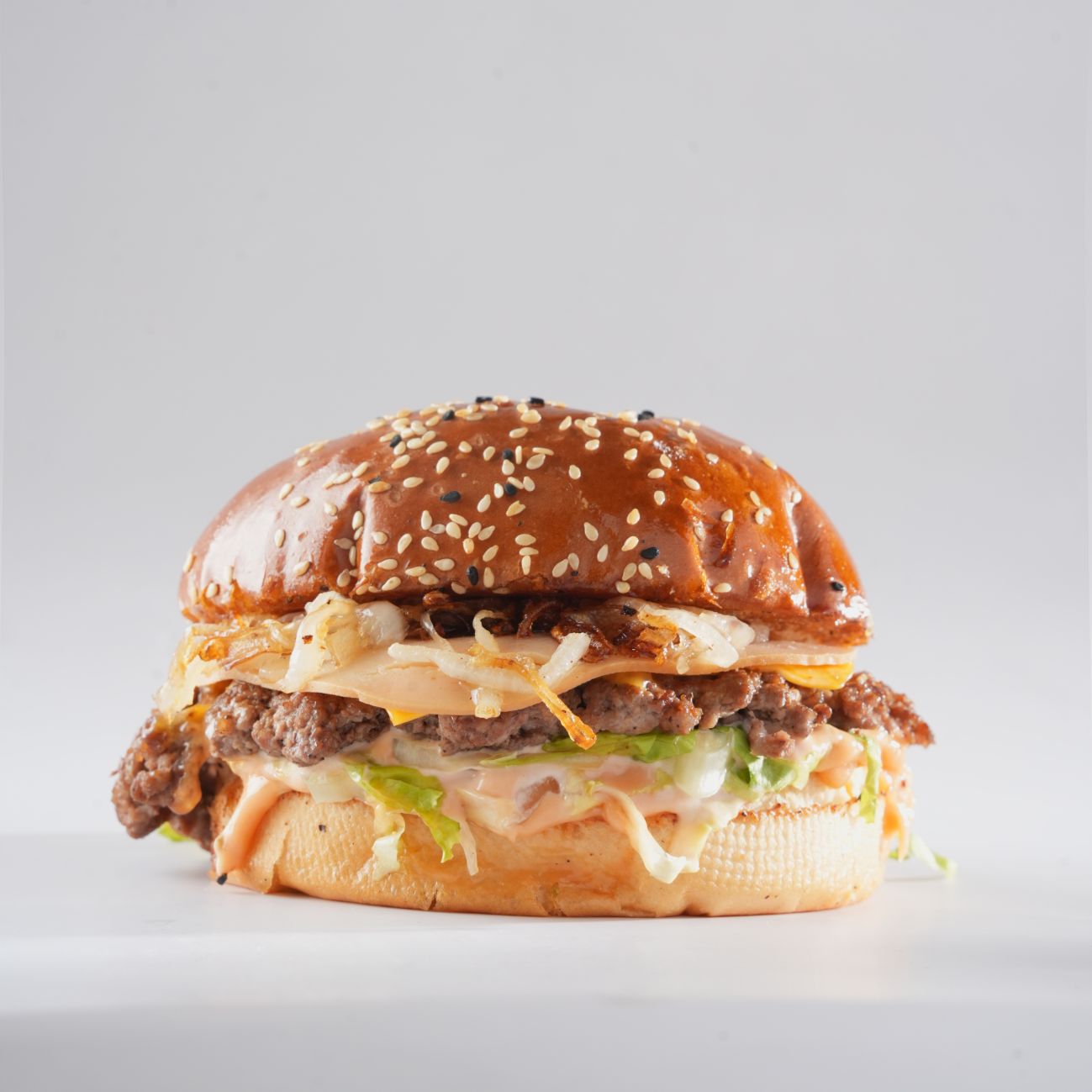 29th - صمون . شريحة سماش لحم بقري . جبن شيدر . حبش . بصل مكرمل . خس . صلصة سموك