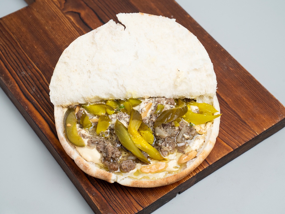 ساندويش حمص باللحمة