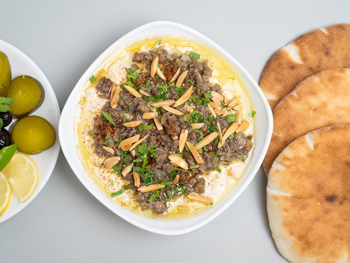 فتة حمص باللحمة واللوز