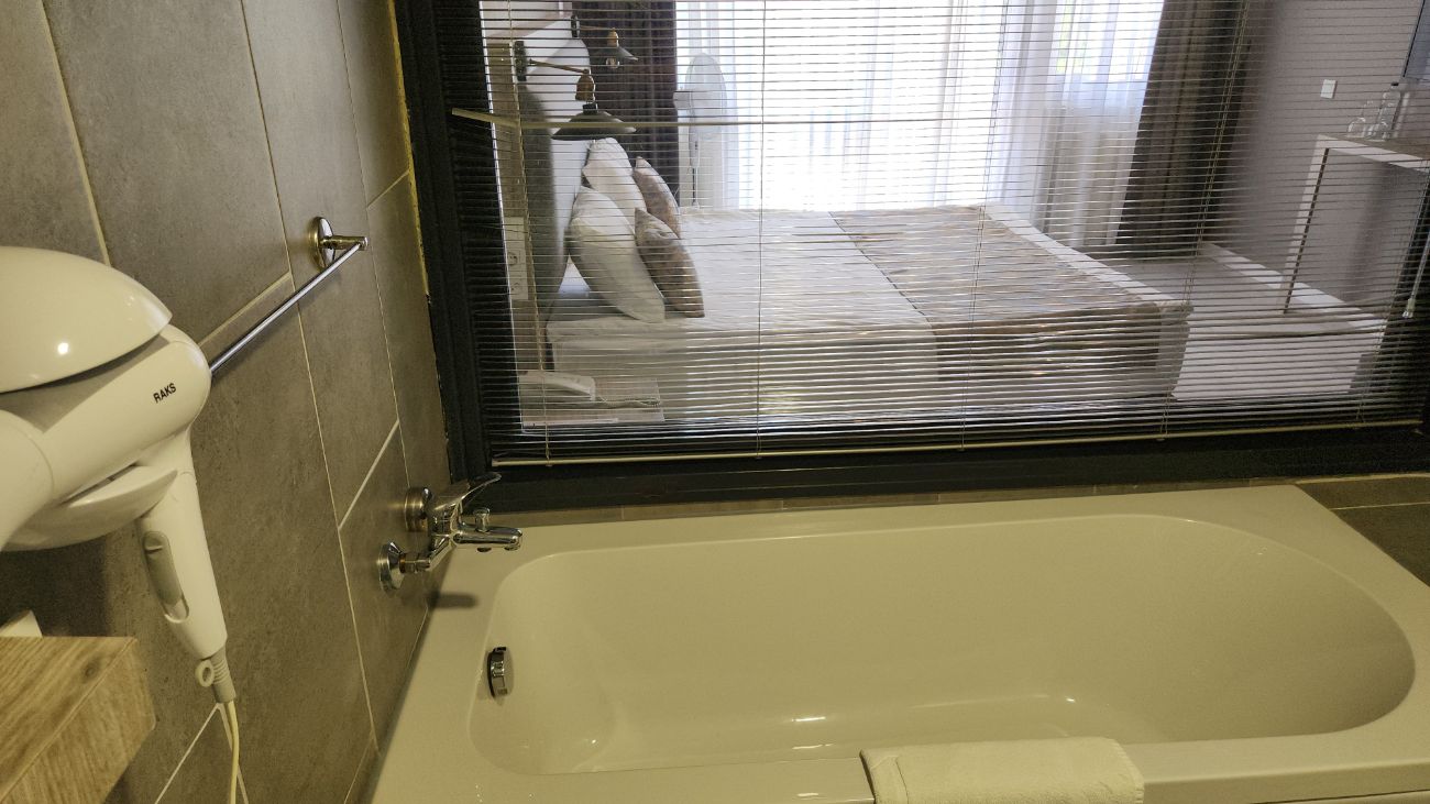 ÖZEL BANYOLU VEYA PANORAMİK SUIT ( HAFTA İÇİ ) - Hafta içi, 2 kişi 1 gece konaklama ve çıkış günü serpme kahvaltı dahilidir.