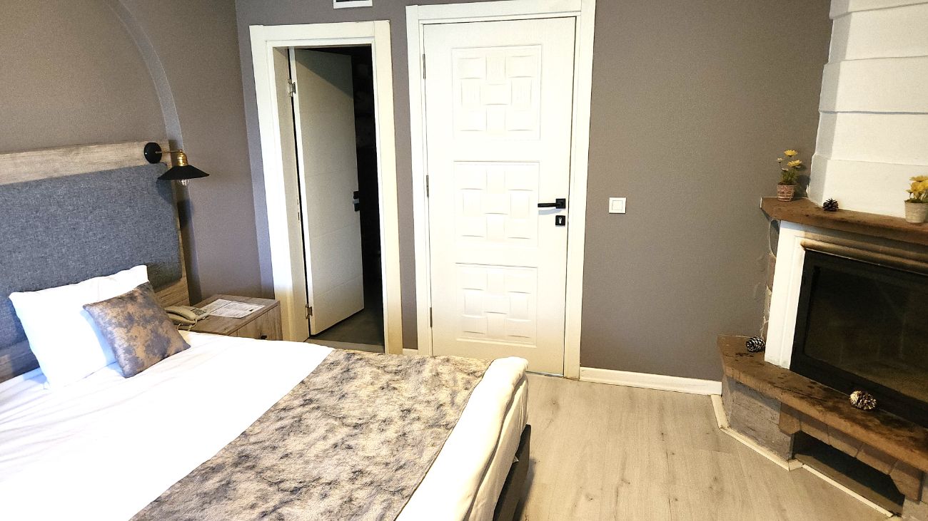 STANDART BALKONLU-BAHÇELİ ODA ( HAFTA İÇİ ) - Hafta içi, standart balkonlu veya bahçeli odada 2 kişi 1 gece konaklama ve çıkış günü serpme kahvaltı dahilidir.