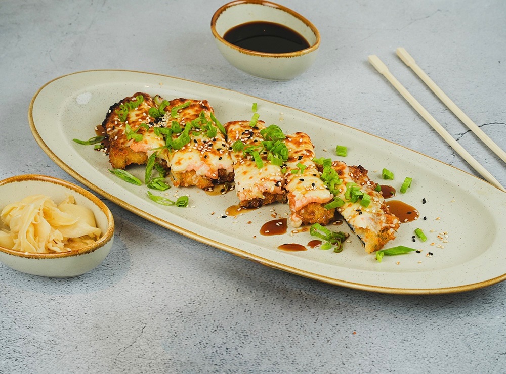Pizza Roll - Crispy tempura nori base, salmon, mixed cheese and baked in the oven