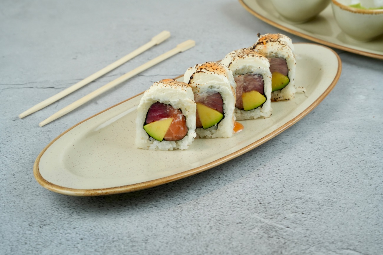 Snow Roll -4pcs - Salmon, tuna, avocado with philadelphia cheese on the top. Drops of sweet and chilli sauce