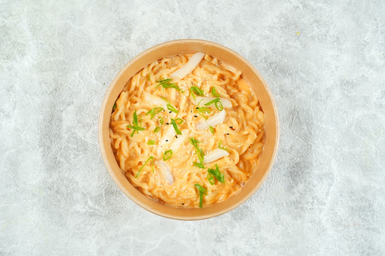 Cheese Rapokki - Creamy Cheddar cheese sauce, noodles, rice cakes and Korean chili paste