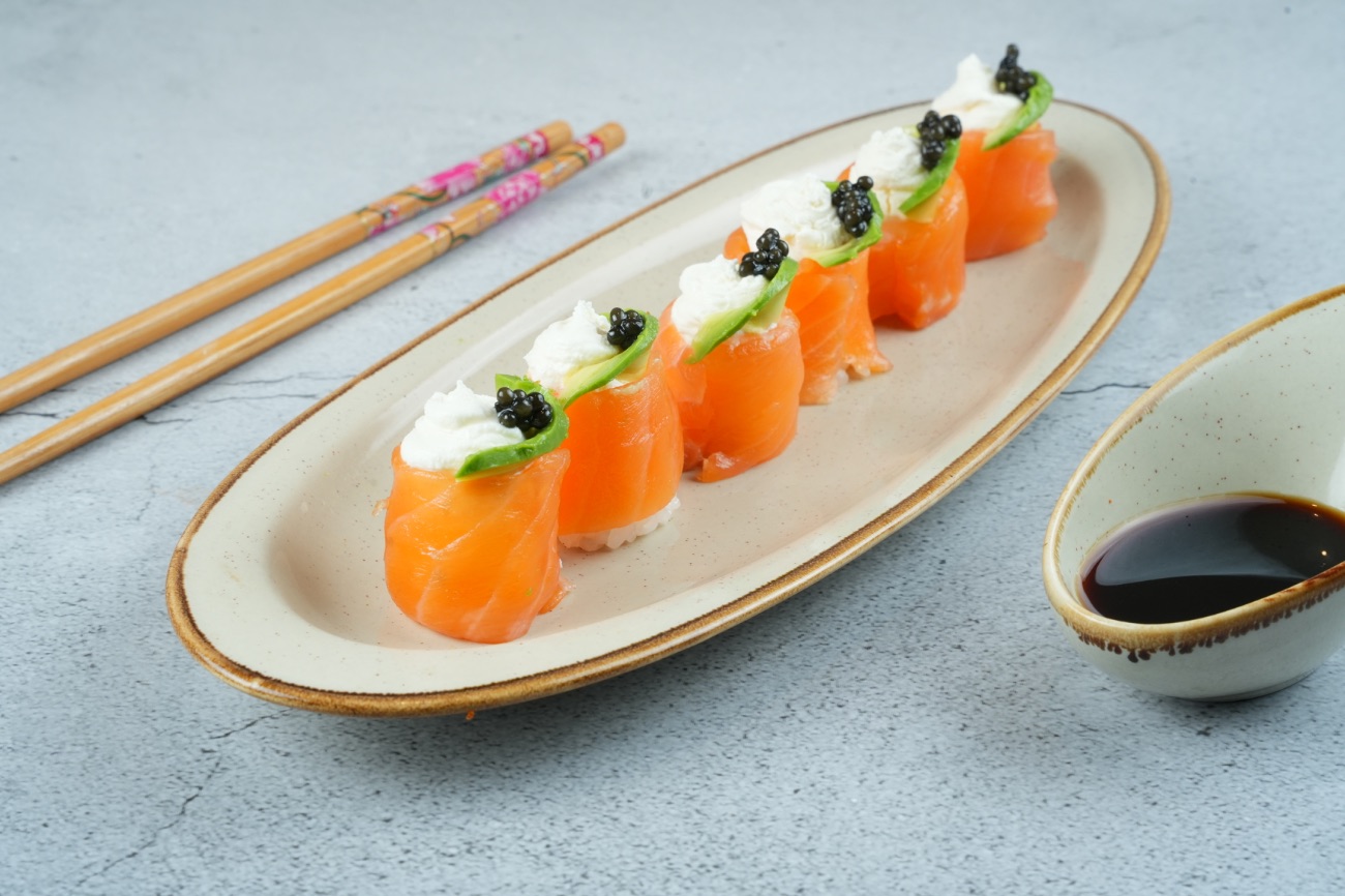 Fuji roll - Salmon, Philadelphia cheese and caviar
