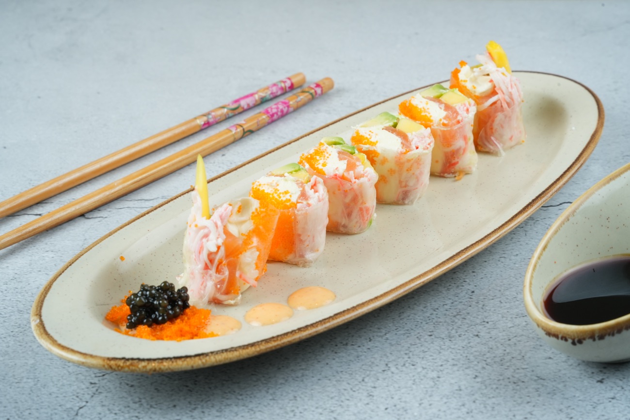 Salmon Spring Roll - Salmon, avocado, mango, Philadelphia cheese and tobiko