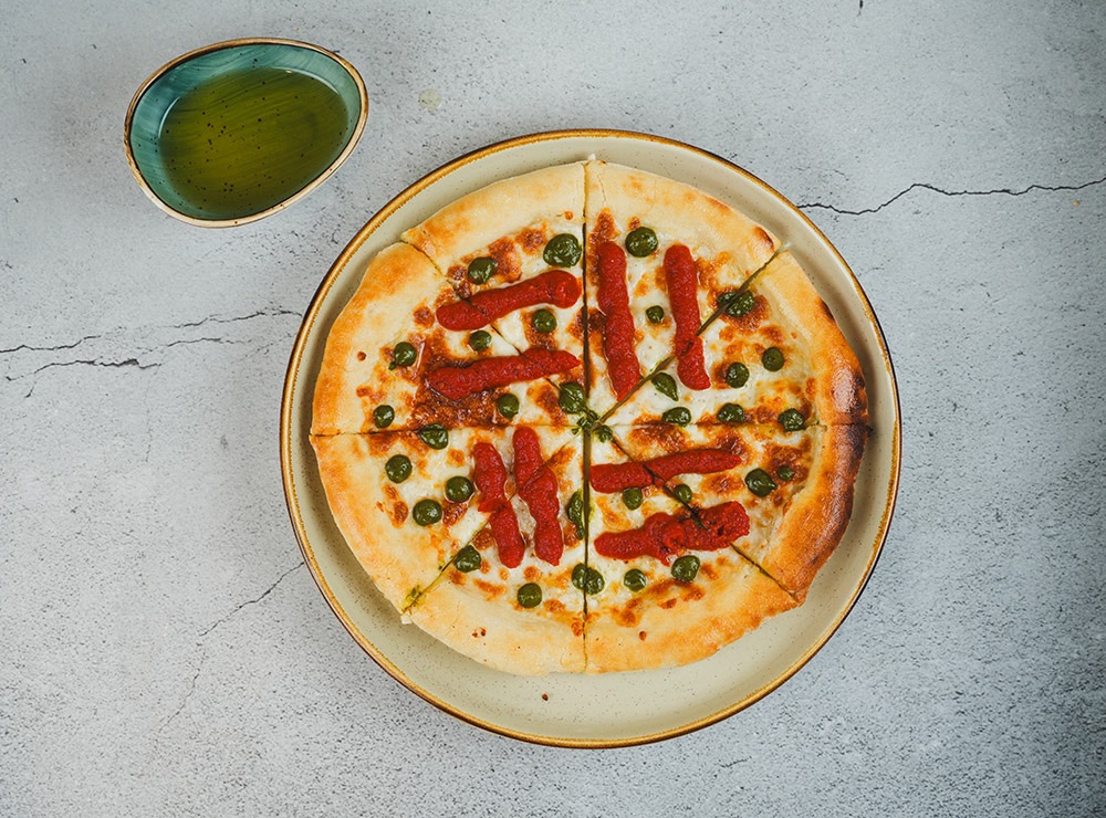 Pomodoro Pizza - Tomato sauce, mix cheese and drops of pesto sauce