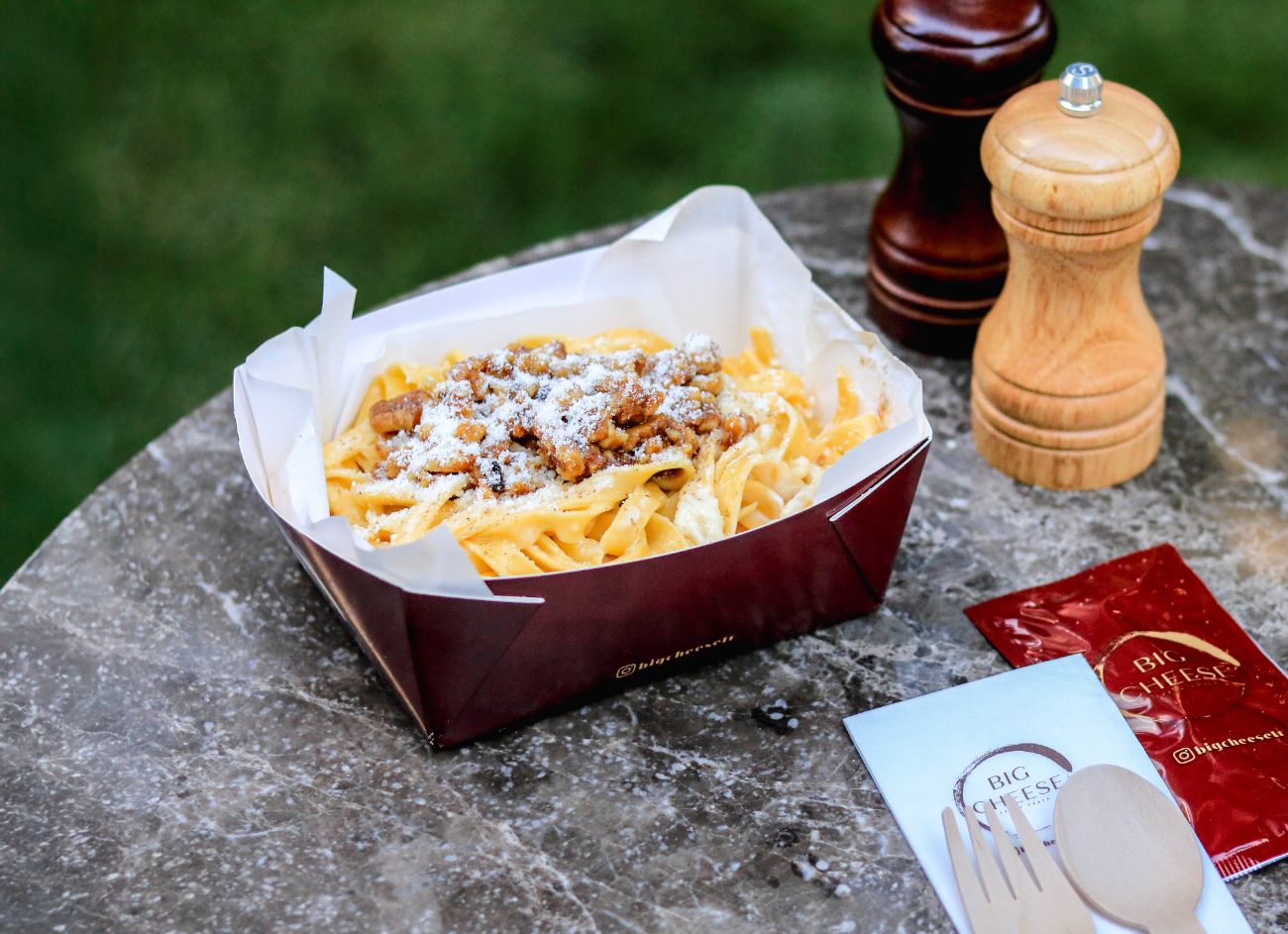 FETTUCCINE CON NOCI - Tereyağının zenginliği ve cevizin karakteristik aromasıyla hazırlanan, dengeli ve doyurucu bir tat.  Taze makarnamız krema ile parmesan tekerinde harmanlanır. Üzerine tereyağında kavrulmuş ceviz ve parmesan peyniri ilave edilir.