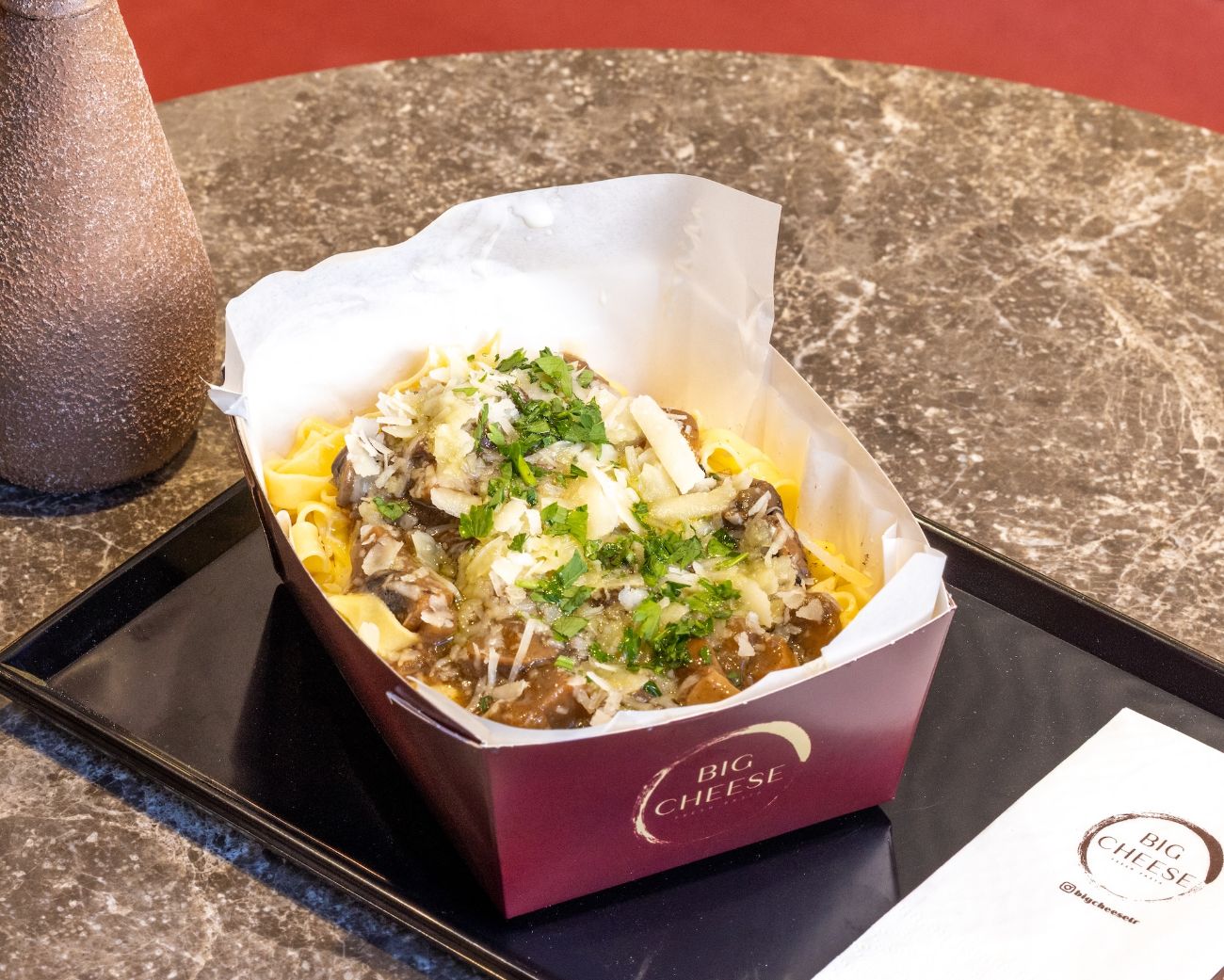 FETTUCCINE Madagascar Dragon - Bonfile dilimlerinin yumuşak dokusu, renkli biberlerin enerjisi, soya ve tatlı ekşi sosun canlılığıyla Asya mutfağının cesur ruhunu makarnanıza taşıyoruz. Taze makarnamız, krema ile parmesan tekerinde harmanlanır. Üzerine parmesan peyniri ilave edilir.