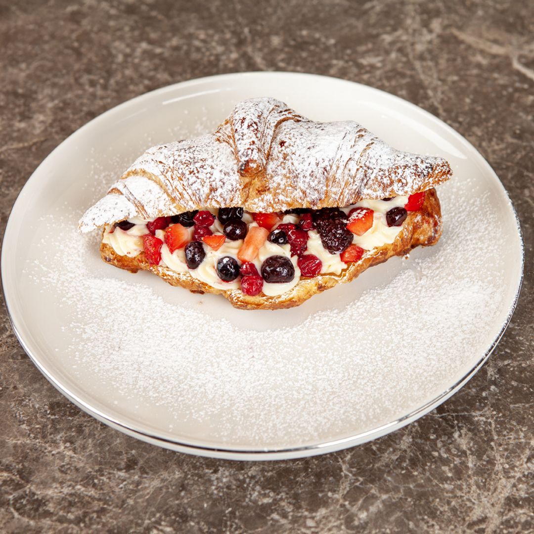 Orman Meyvelı KıtKat Kruvasan - Pastacı kreması, orman meyveleri ve KitKat parçacıkları.