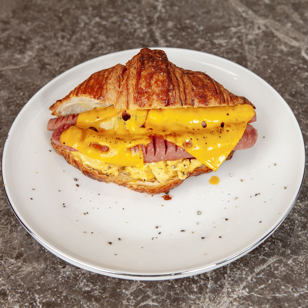 Frankfurther SOSIS Kruvasan - Çırpılmış yumurta, Frankfurther sosis ve eriyen çedar peyniri.