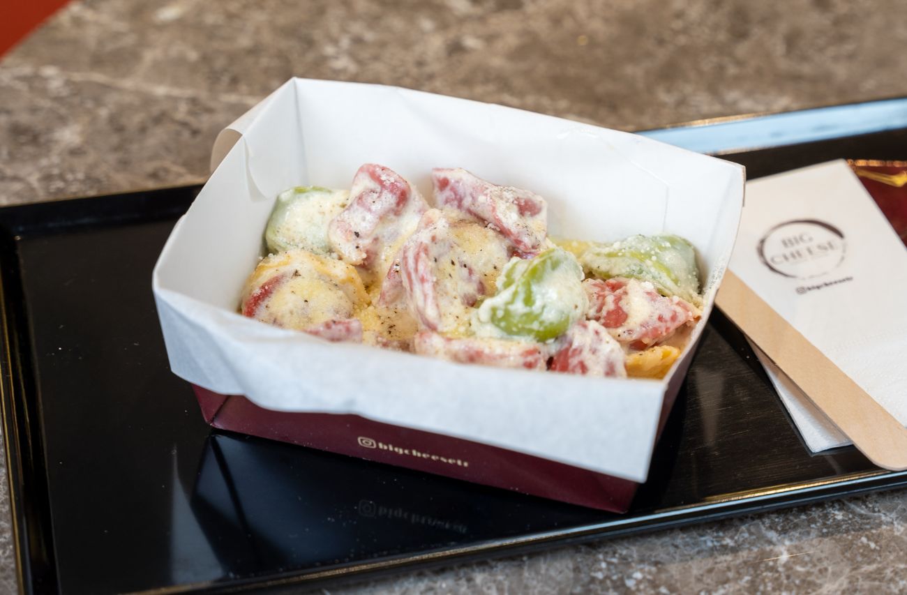 TRIO TORTELLINI - Mevsim sebzeli yeşil, pancarlı kırmızı ve sade hamurdan hazırlanan tortelliniler; mozzarella, tulum ve parmesan peynirlerinin dengeli uyumuyla servis edilir.