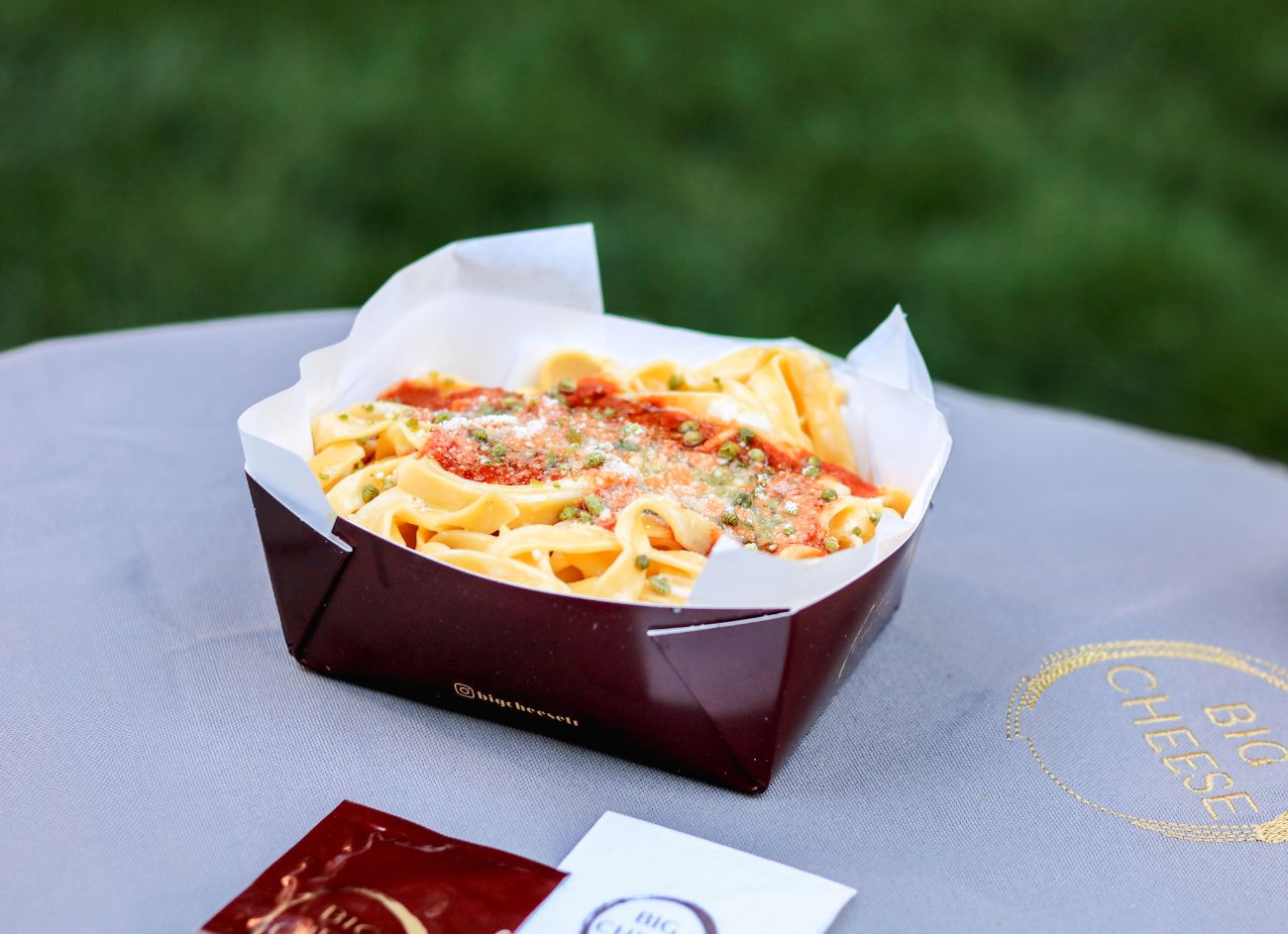 FETTUCCINE NAPOLITEN - Domates sosunun klasik lezzeti, zeytinyağı ve kekikle dengelenerek sade ama zamansız bir tat sunar. Taze makarnamız, krema ile parmesan tekerinde harmanlanır. Üzerine parmesan peyniri ilave edilir.