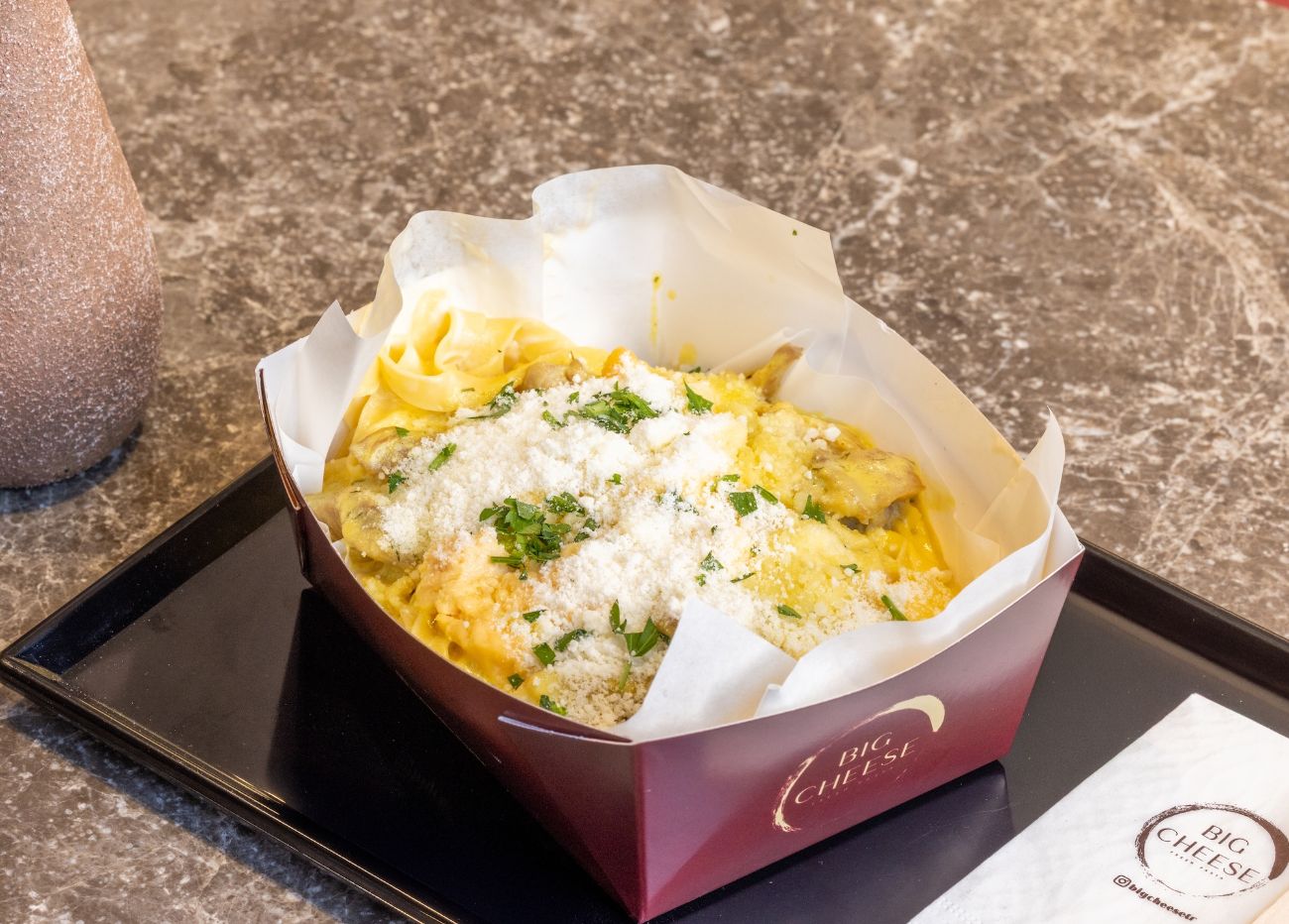 FETTUCCINE CAFE DE PARIS - Tavuk, Dijon hardalı ve korinin uyumuyla hazırlanan bu özel lezzet, damakta kalıcı ve özgün bir iz bırakıyor.